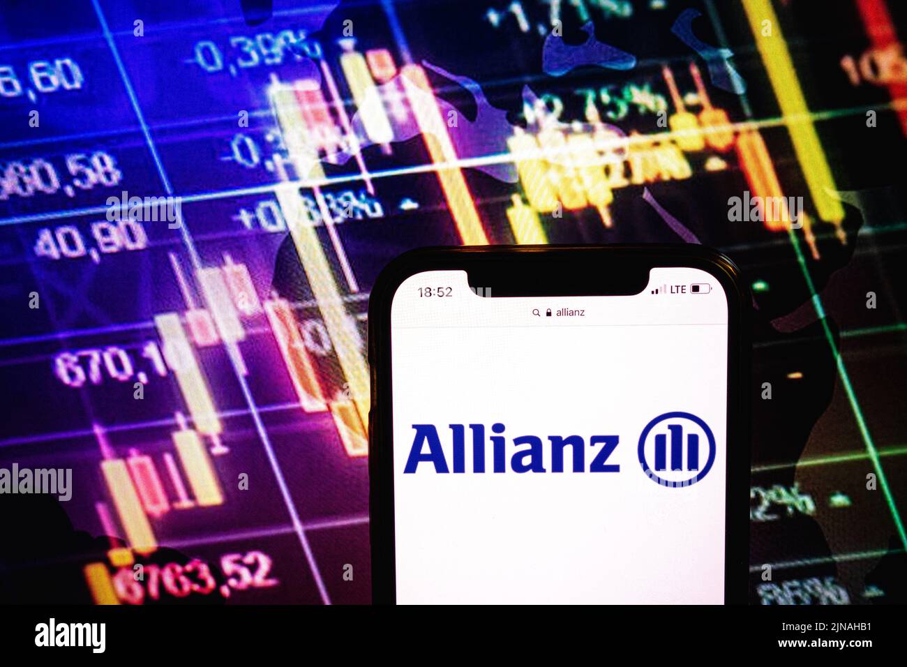 KONSKIE, POLONIA - 09 agosto 2022: Smartphone che mostra il logo della società Allianz sullo sfondo del diagramma di borsa Foto Stock