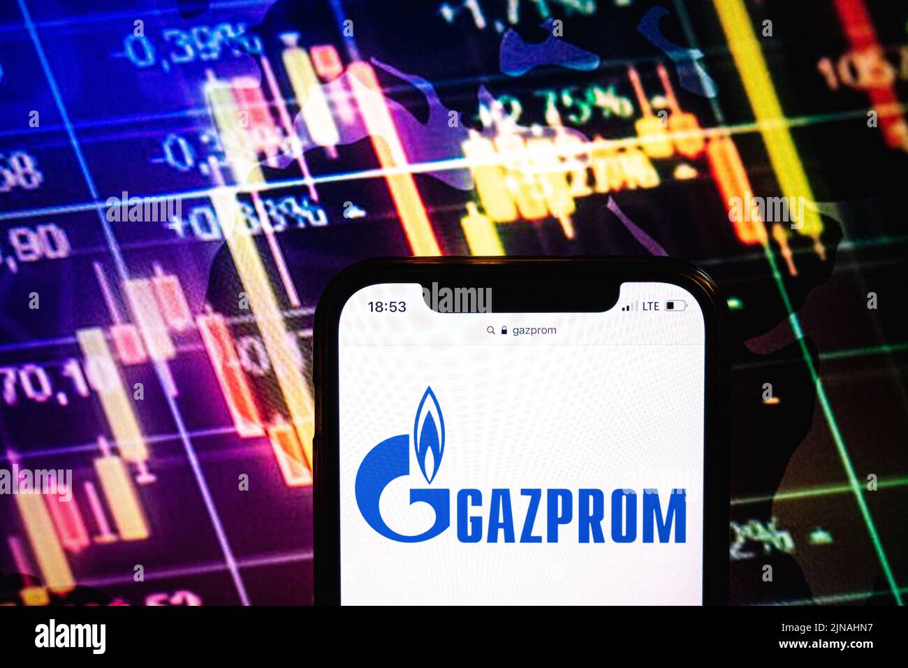 KONSKIE, POLONIA - 09 agosto 2022: Smartphone che mostra il logo della società Gazprom sullo sfondo del diagramma di borsa Foto Stock
