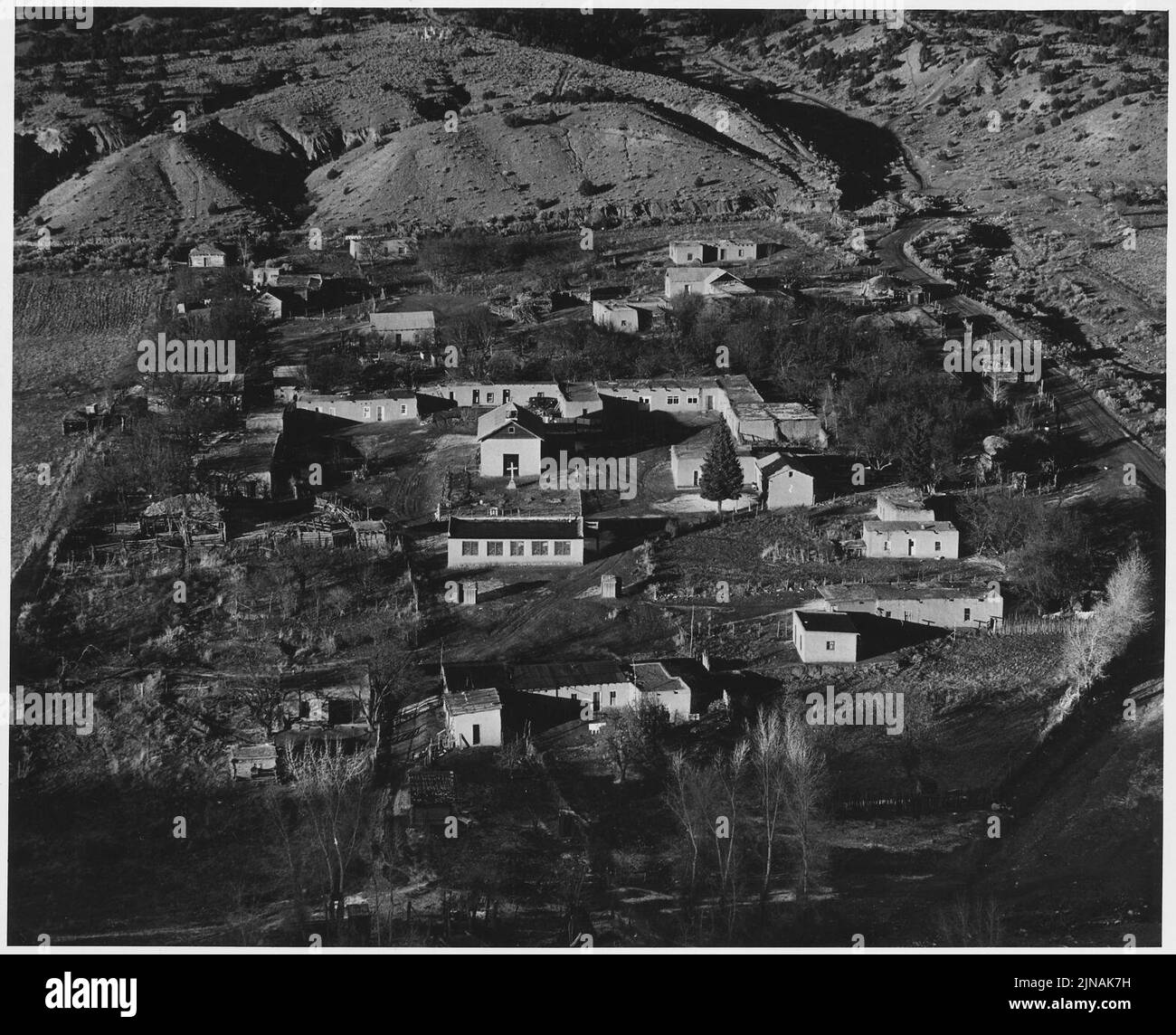 Contea di Taos, New Mexico. Vista di Valdez. Nota la disposizione delle case in piazza intorno alla chiesa, un stilista . . . Foto Stock