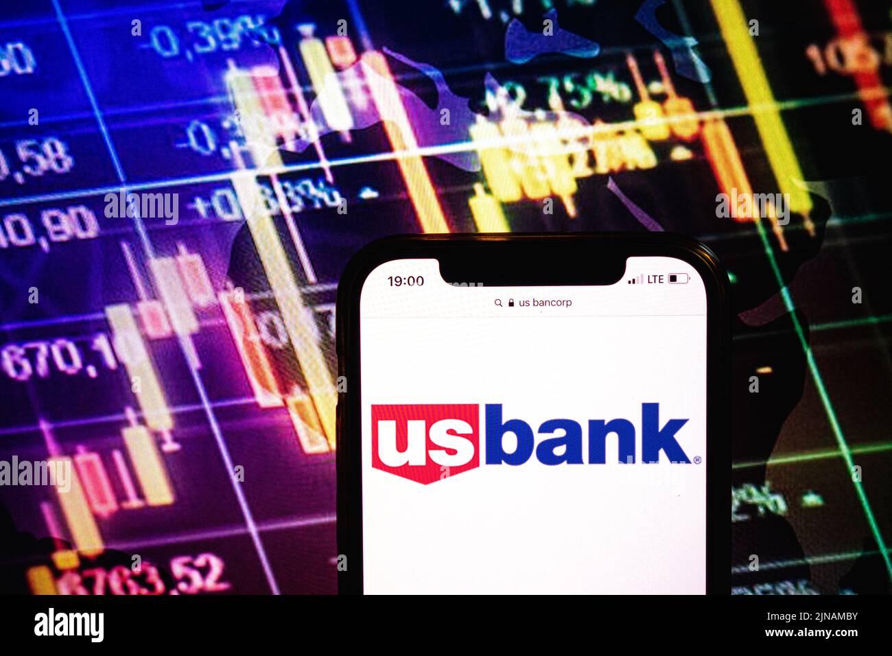 KONSKIE, POLONIA - 09 agosto 2022: Smartphone che mostra il logo della società US Bancorp sullo sfondo del diagramma di borsa Foto Stock