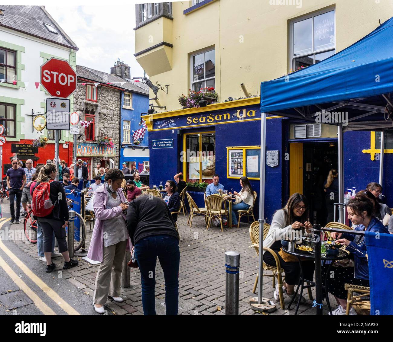 Persone che cenano fuori Seaghan UA Neachtain, a Galway, Irlanda. Casa pubblica dal 1894. Serve pranzo e cibo da bar. Foto Stock