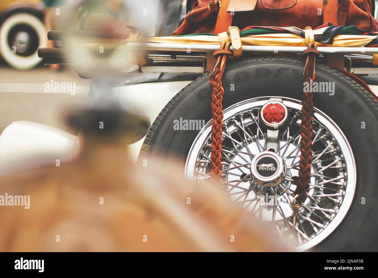 Ruota di scorta sul retro di un'auto d'epoca. Foto Stock