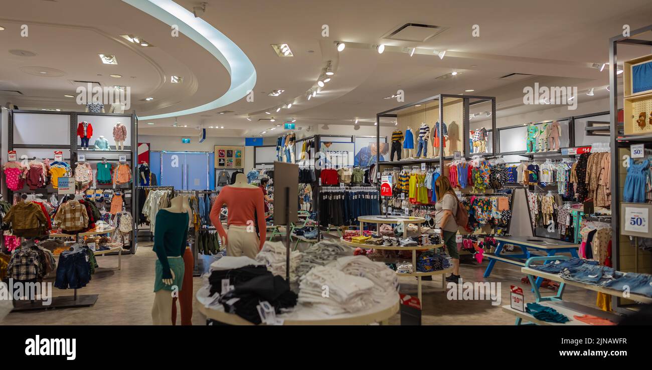 Interni moderni e alla moda di un negozio di abbigliamento all'interno del centro commerciale. Moda elegante abbigliamento di lusso mostra-agosto 2,2022-Richmond BC Canada. E Foto Stock