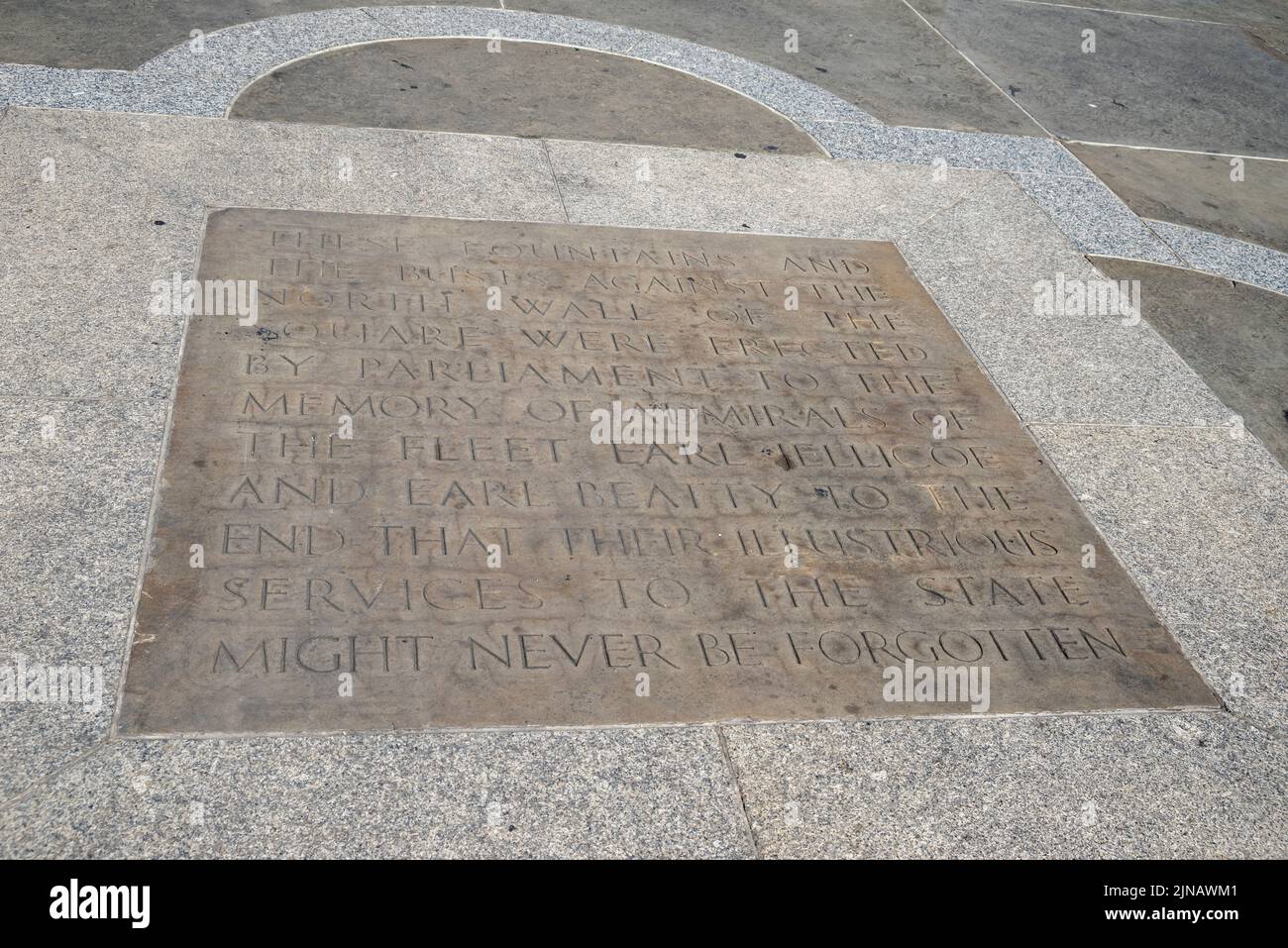 Iscrizione commemorativa situata sul pavimento di Trafalgar Square per onorare i memoriali della fontana a Lord Jelicoe e Lord Beatty. Ammiragli della flotta Foto Stock