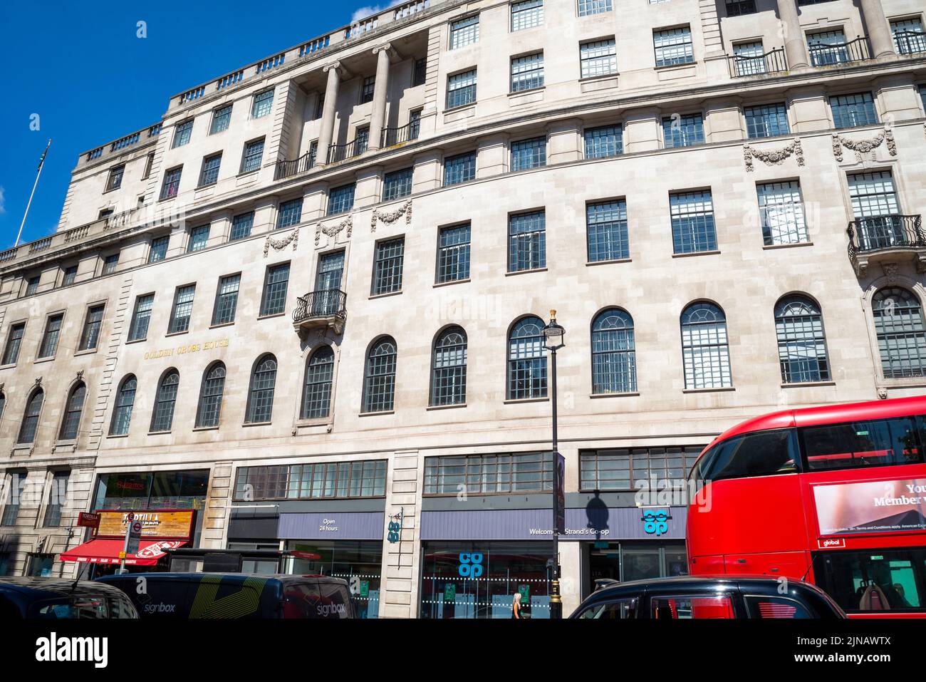 Golden Cross House, vicino all'originale incrocio di Charing Cross sullo Strand, Londra, Regno Unito. Costruito sul sito del Golden Cross Inn. Uffici al dettaglio Foto Stock