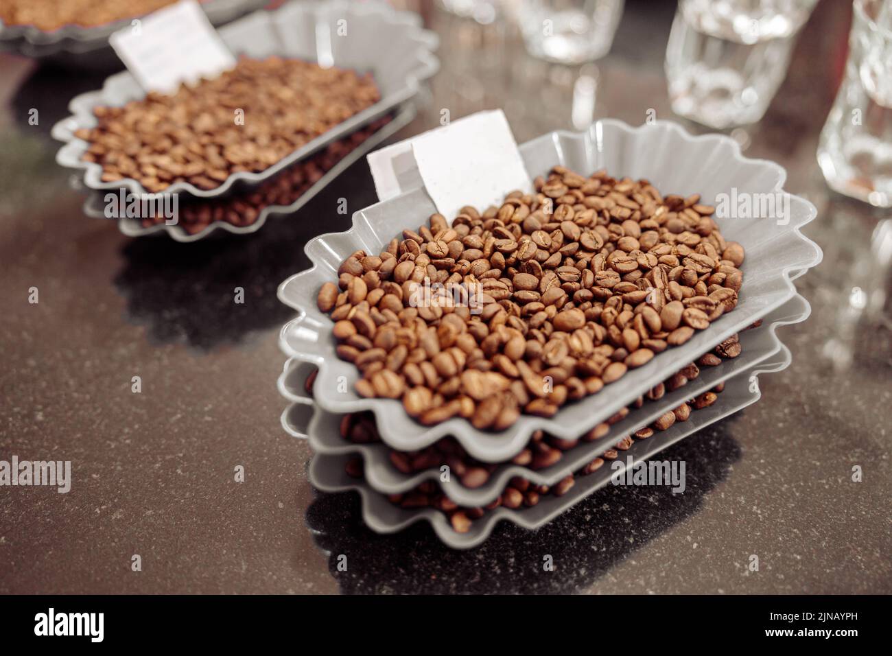 Molte ciotole con diversi tipi di caffè per la degustazione Foto Stock