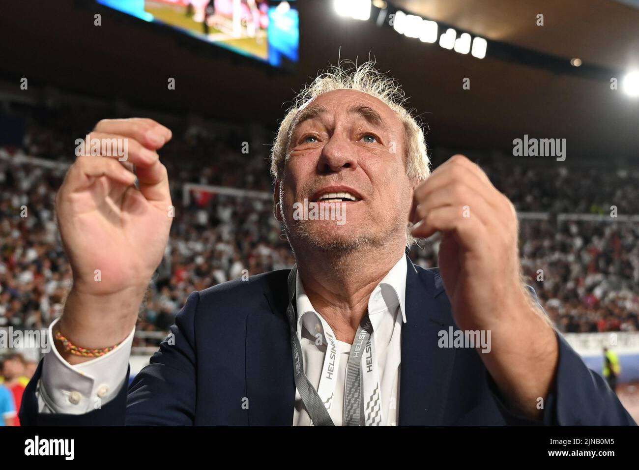 Helsinki, Finlandia. 10th ago 2022. Calcio: UEFA Super Cup, Real Madrid - Eintracht Francoforte, finale allo Stadio Olimpico di Helsinki, il presidente di Francoforte Peter Fischer si gesti davanti alla curva dei tifosi. Credit: Arne Dedert/dpa/Alamy Live News Foto Stock