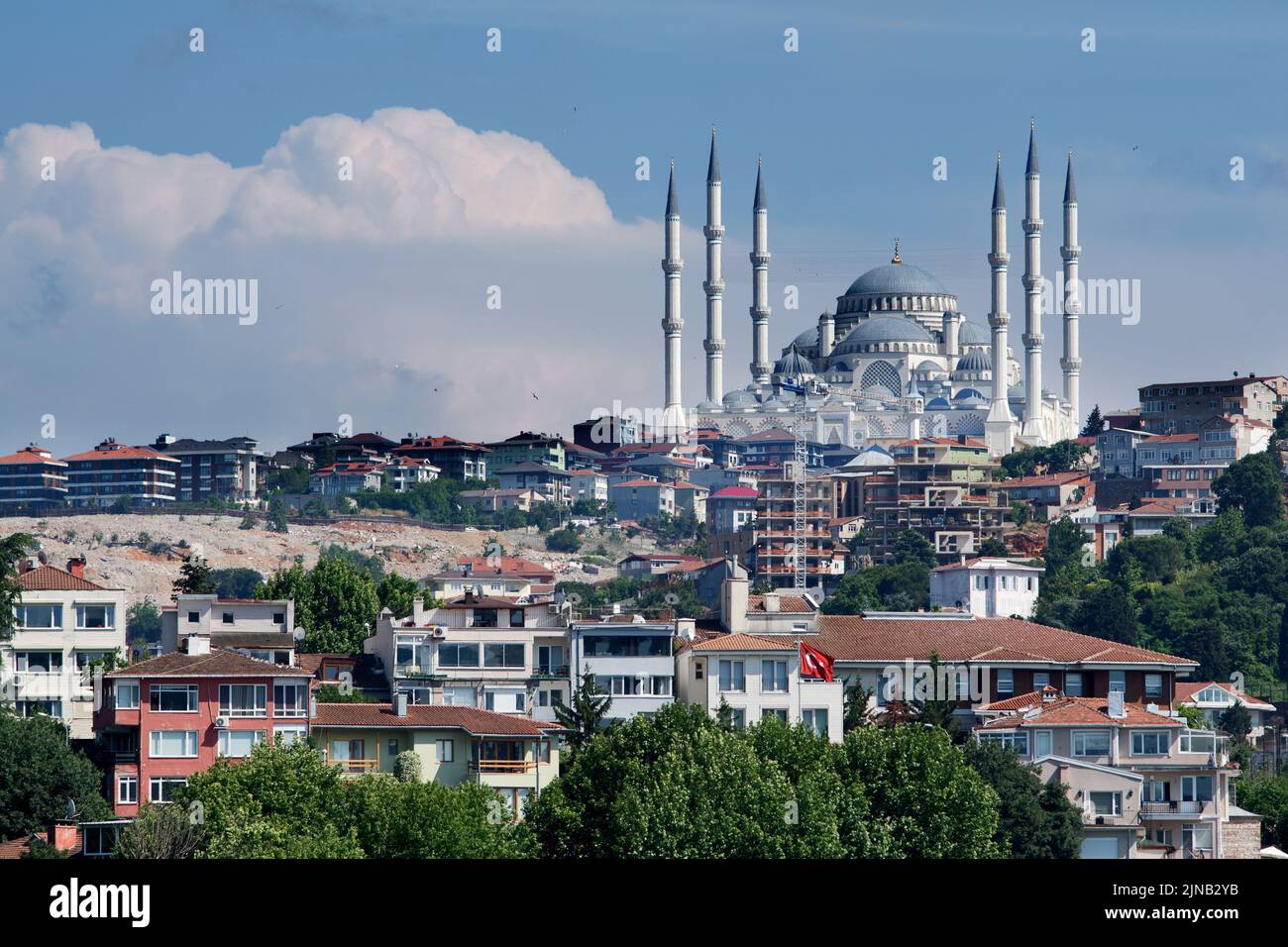 Istanbul, Turchia: La moschea di Camlıca è visibile da lontano su una collina nel quartiere di Üsküdar-Çamlıca Foto Stock
