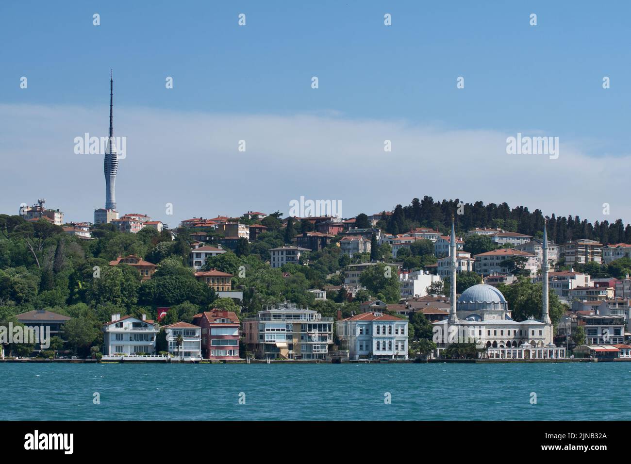 Istanbul, Turchia: Torre della TV Kücük Camlıca a Istanbul. E' stata aperta nel giugno 2021 e, a 369 metri, è la struttura più alta della Turchia. Foto Stock