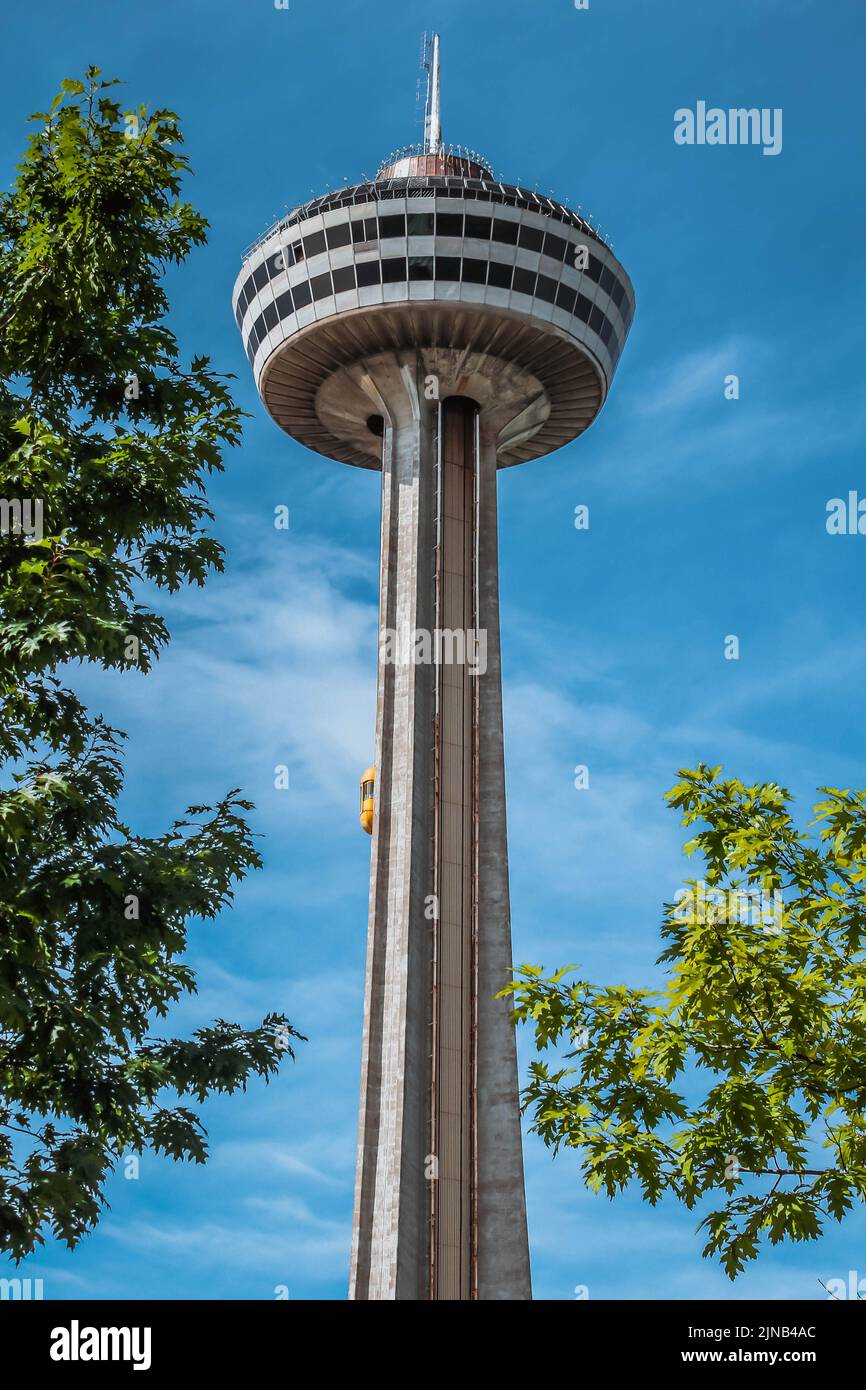 Cascate del Niagara, Ontario Canada - 29 agosto 2019: Splendida vista della torre skylon alle cascate del Niagara con cielo blu e alberi verdi. Foto Stock