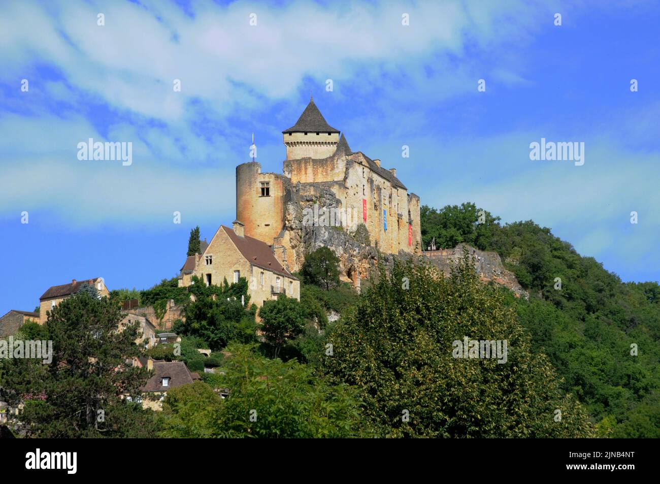 Lo Chateau de Caslenaud-la-Chapelle si affaccia sul fiume Dordogna, nel sud-ovest della Francia. Ora è di proprietà privata ma aperta al pubblico. Foto Stock