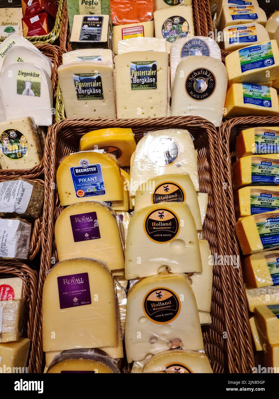 In un supermercato tedesco sono stati confezionati diversi tipi di formaggio in cestini bruni Foto Stock
