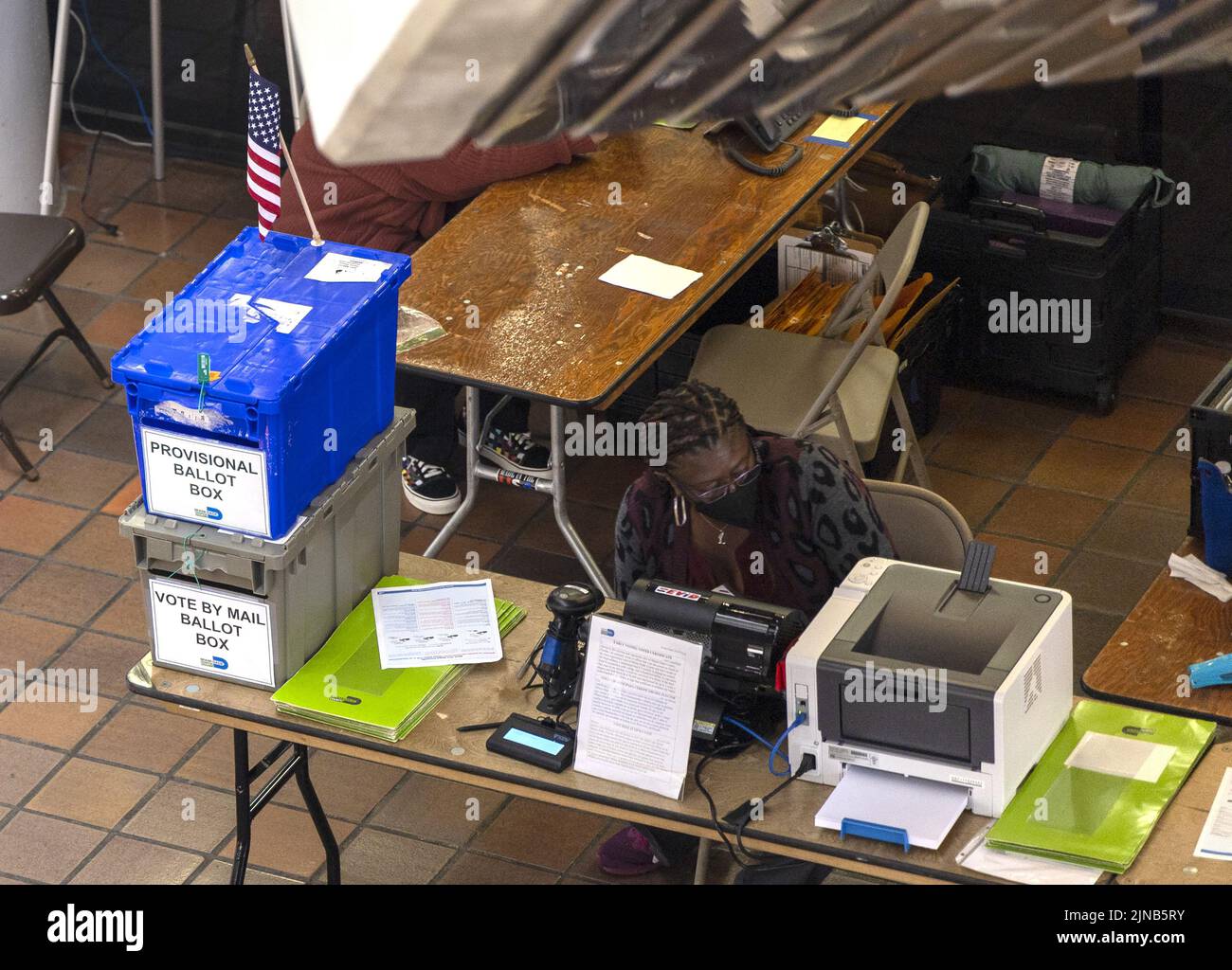 Miami, Stati Uniti. 10th ago 2022. Gli elettori di Miami vengono registrati e sottoposti a scrutinio da parte dei lavoratori del sondaggio presso lo Stephen P. Clark Government Center di Miami, Florida, mercoledì 10 agosto 2022. Le elezioni primarie del 23 agosto 2022 sono iniziate lunedì 8 agosto 2022 nelle contee di Miami e Palm Beach. Foto di Gary i Rothstein/UPI Credit: UPI/Alamy Live News Foto Stock