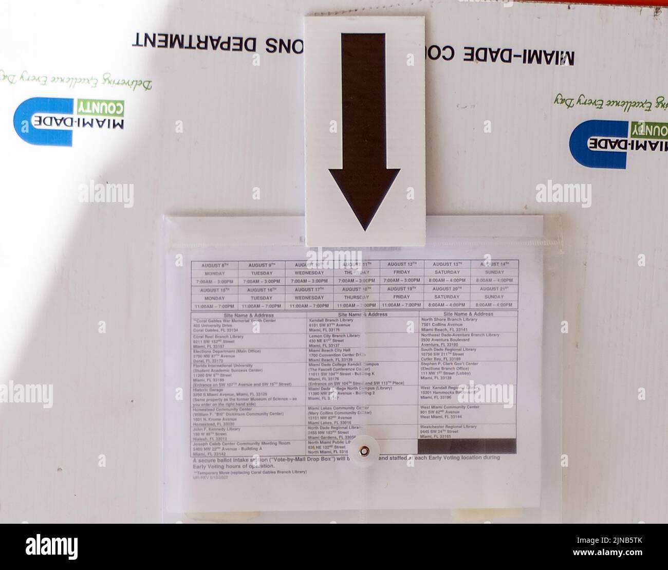 Miami, Stati Uniti. 10th ago 2022. Un elenco dei centri di voto è pubblicato al di fuori del Stephen P. Clark Government Center di Miami, Florida, mercoledì 10 agosto 2022. L'elenco aiuterà gli elettori a selezionare un sito di voto più vicino alla loro casa o luogo di lavoro. Le elezioni primarie del 23 agosto 2022 sono iniziate lunedì 8 agosto 2022 nelle contee di Miami e Palm Beach. Foto di Gary i Rothstein/UPI Credit: UPI/Alamy Live News Foto Stock