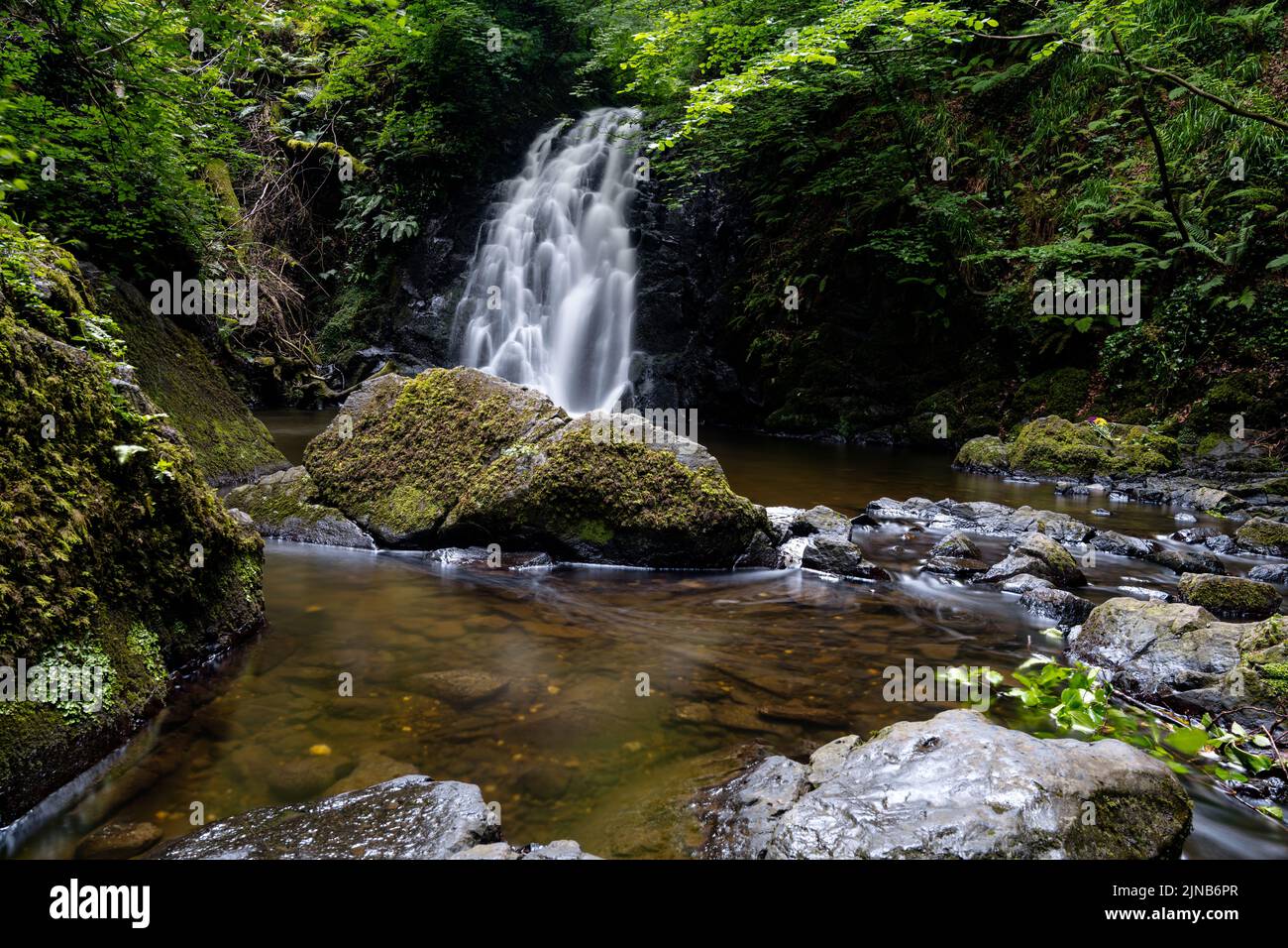 Una vista della pittoresca cascata di Gleno nelle Glens di Antrim vicino Larne Foto Stock