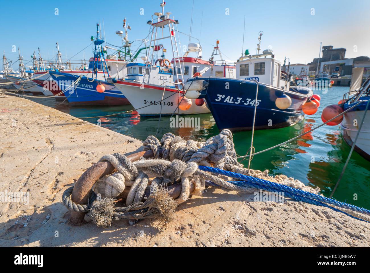 Barche da pesca nel porto di Tarifa, Andalusia, Spagna, Europa Foto Stock