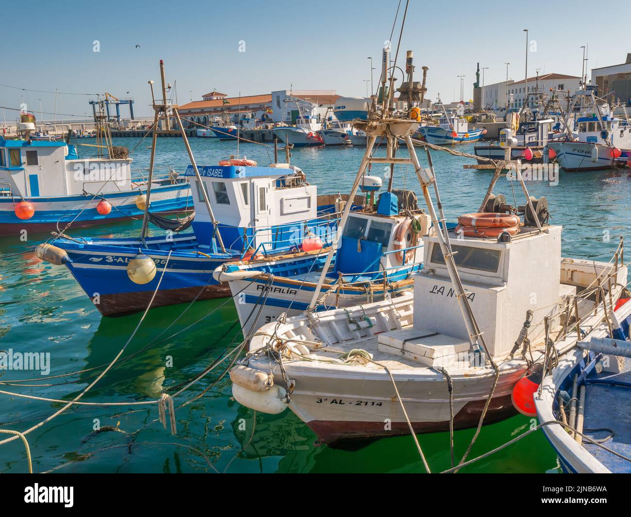 Barche da pesca nel porto di Tarifa, Andalusia, Spagna, Europa Foto Stock