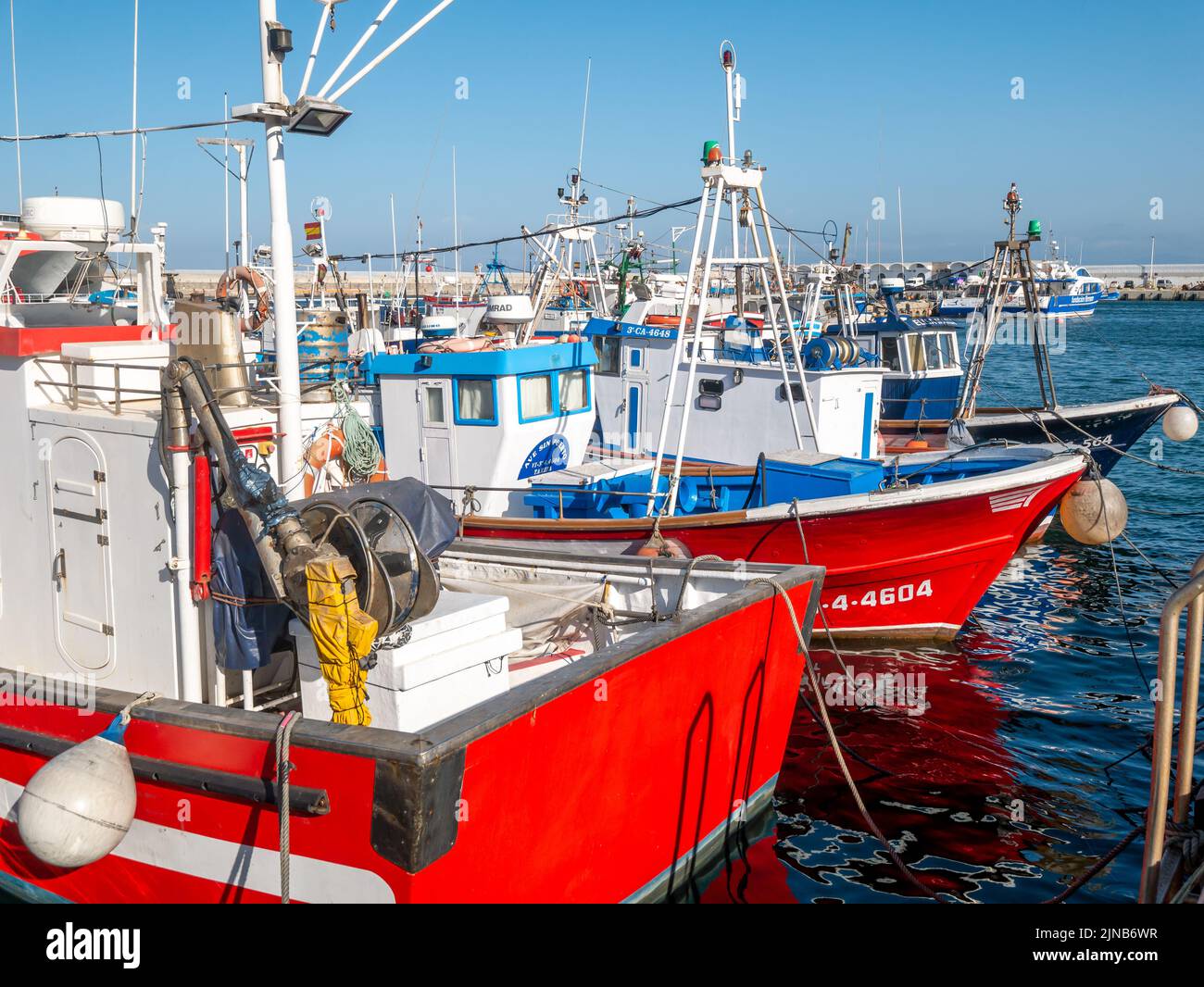 Barche da pesca nel porto di Tarifa, Andalusia, Spagna, Europa Foto Stock