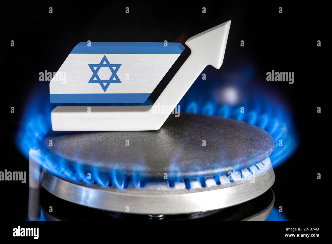Prezzo del gas. Aumento dei prezzi del gas in Israele. Un bruciatore con una fiamma e una freccia in alto, dipinto nei colori della bandiera di Israele. Il concetto di aumento del gas o. Foto Stock