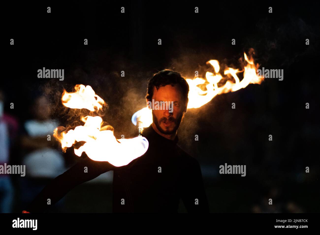 Un giocoliere di fuoco che fa i trucchi con una mano in Ungheria Foto Stock Un giocoliere di fuoco che fa i trucchi con una mano in Ungheria Foto Stock
