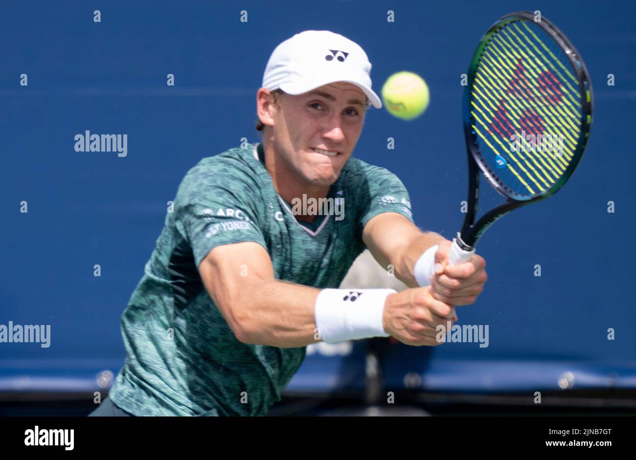 Casper Ruud di Norvegia torna ad Alex Molcan di Slovacchia durante il secondo turno di gioco al torneo di tennis National Bank Open mercoledì 10 agosto 2022 a Montreal. LA STAMPA CANADESE/Paul Chiasson Foto Stock
