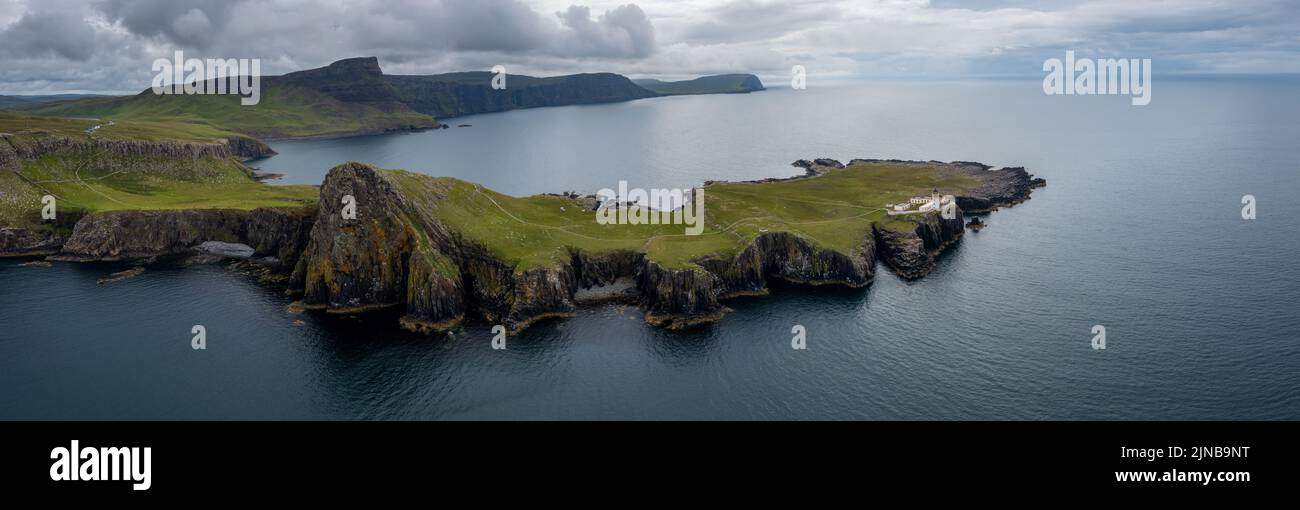 Una vista panoramica drone del faro di Neist Point e il Minch sulla costa occidentale dell'isola di Skye Foto Stock