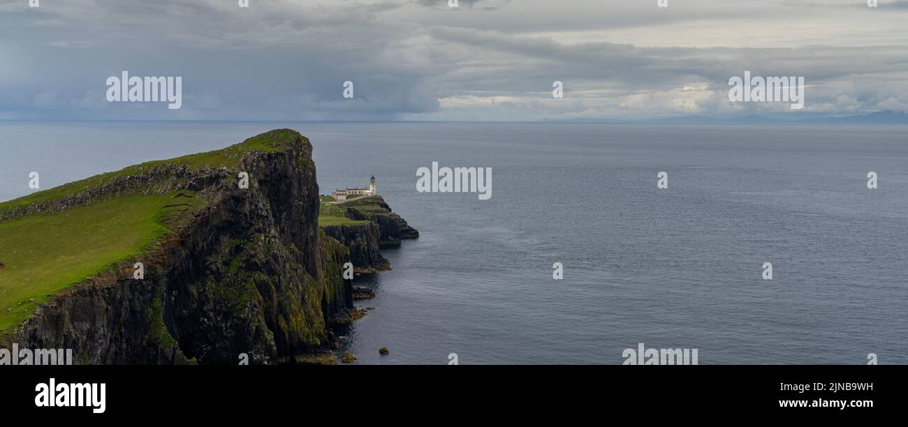 Una vista panoramica del faro di Neist Point e del Minch sulla costa occidentale dell'isola di Skye Foto Stock