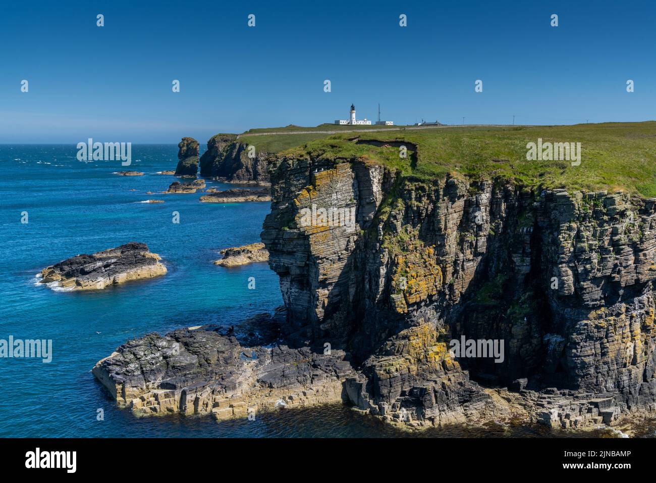 Una vista della costa selvaggia Caithness e del faro di Noss Head Foto Stock