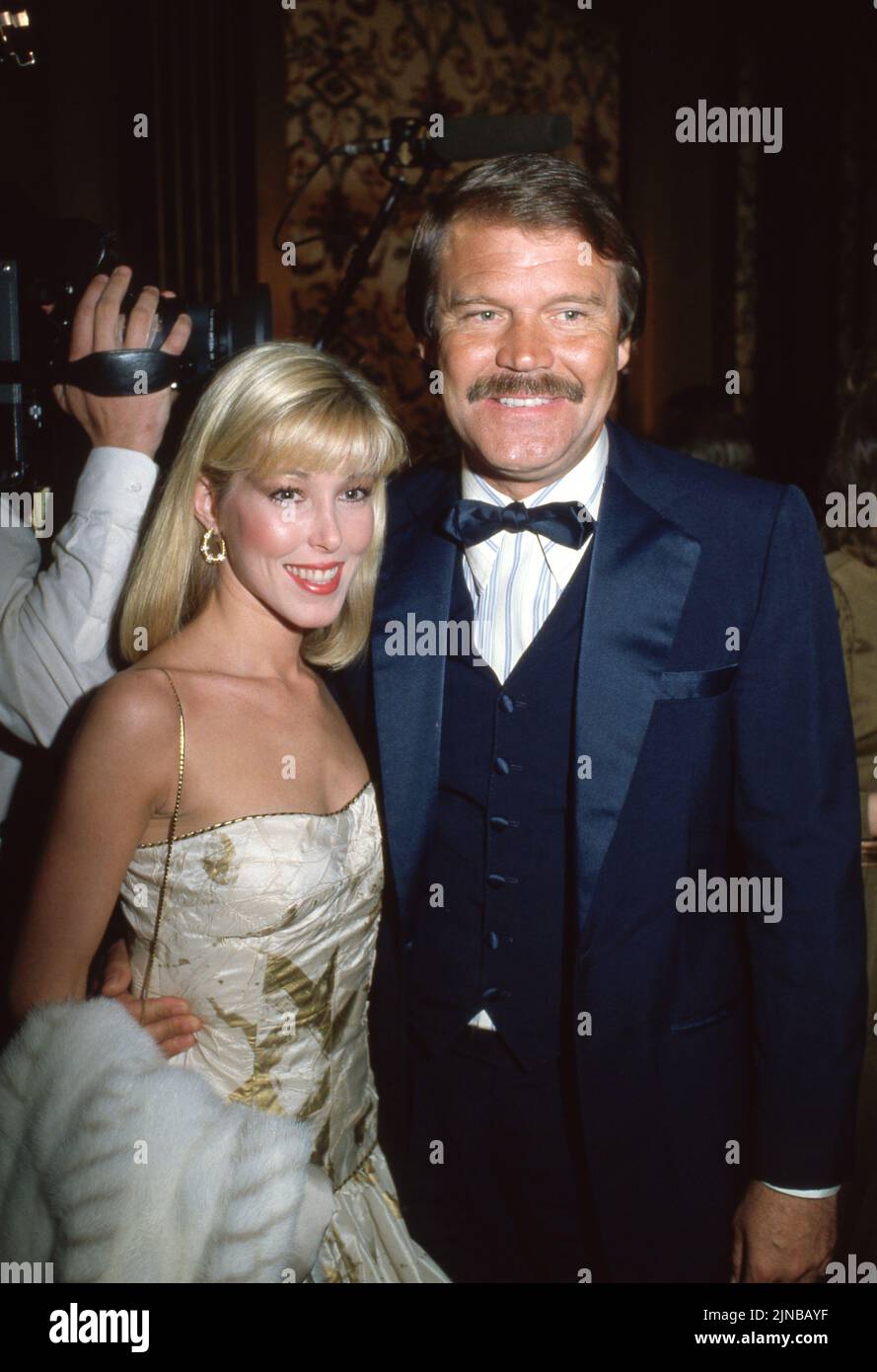 Glen Campbell e Kimberly Woolen 23 febbraio 1982 credito: Ralph Dominguez/MediaPunch Foto Stock