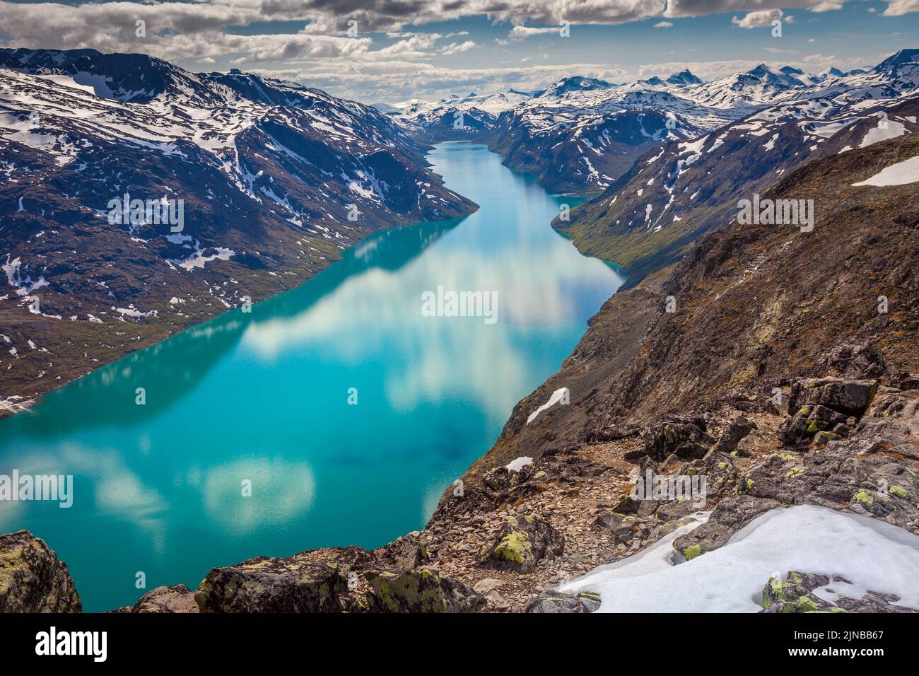 Besseggen sopra il lago Gjende a Jotunheimen, Norvegia, Nord Europa Foto Stock