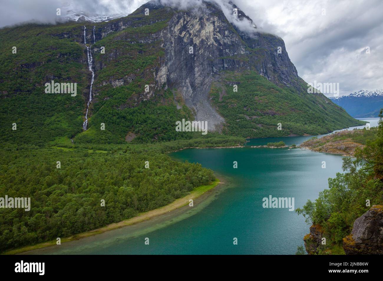 Paesaggio spettacolare nel Nordfjord vicino a Olden, Norvegia occidentale, Scandinavia Foto Stock