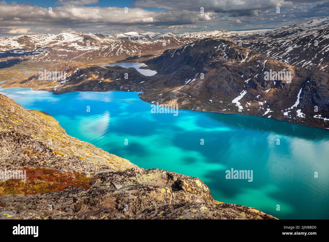 Besseggen sopra il lago Gjende a Jotunheimen, Norvegia, Nord Europa Foto Stock