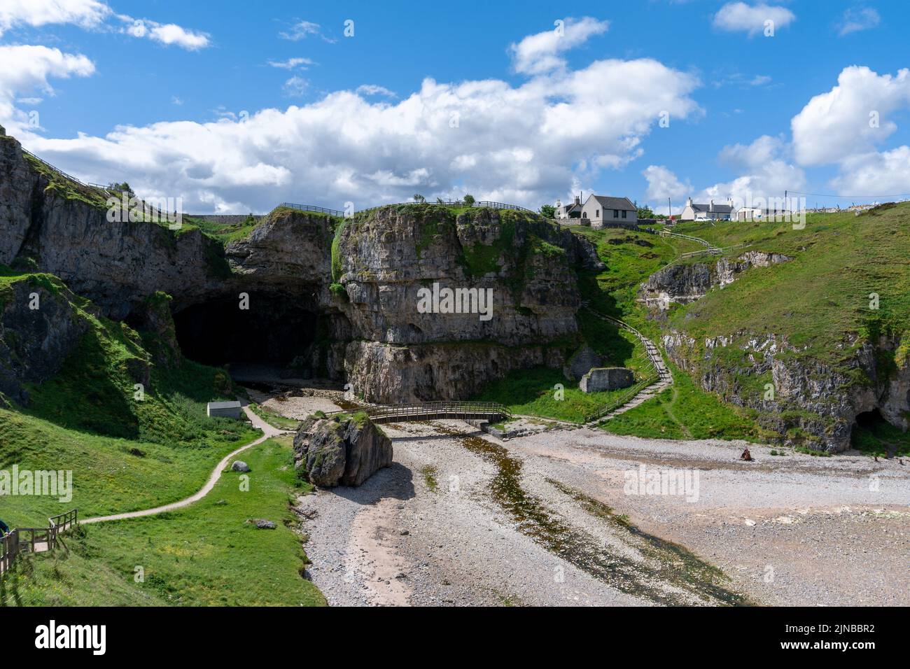 Una vista della pietra miliare della Grotta Smoo sulla costa delle Higlands scozzesi nordoccidentali Foto Stock