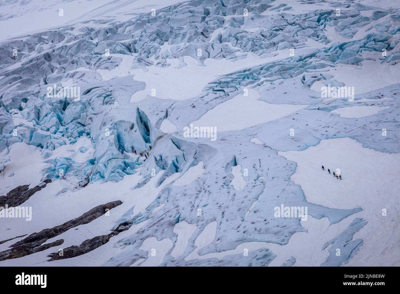 Braccio Briksdalsbreen del ghiacciaio Jostedalsbreen con alpinitst in Norvegia Foto Stock