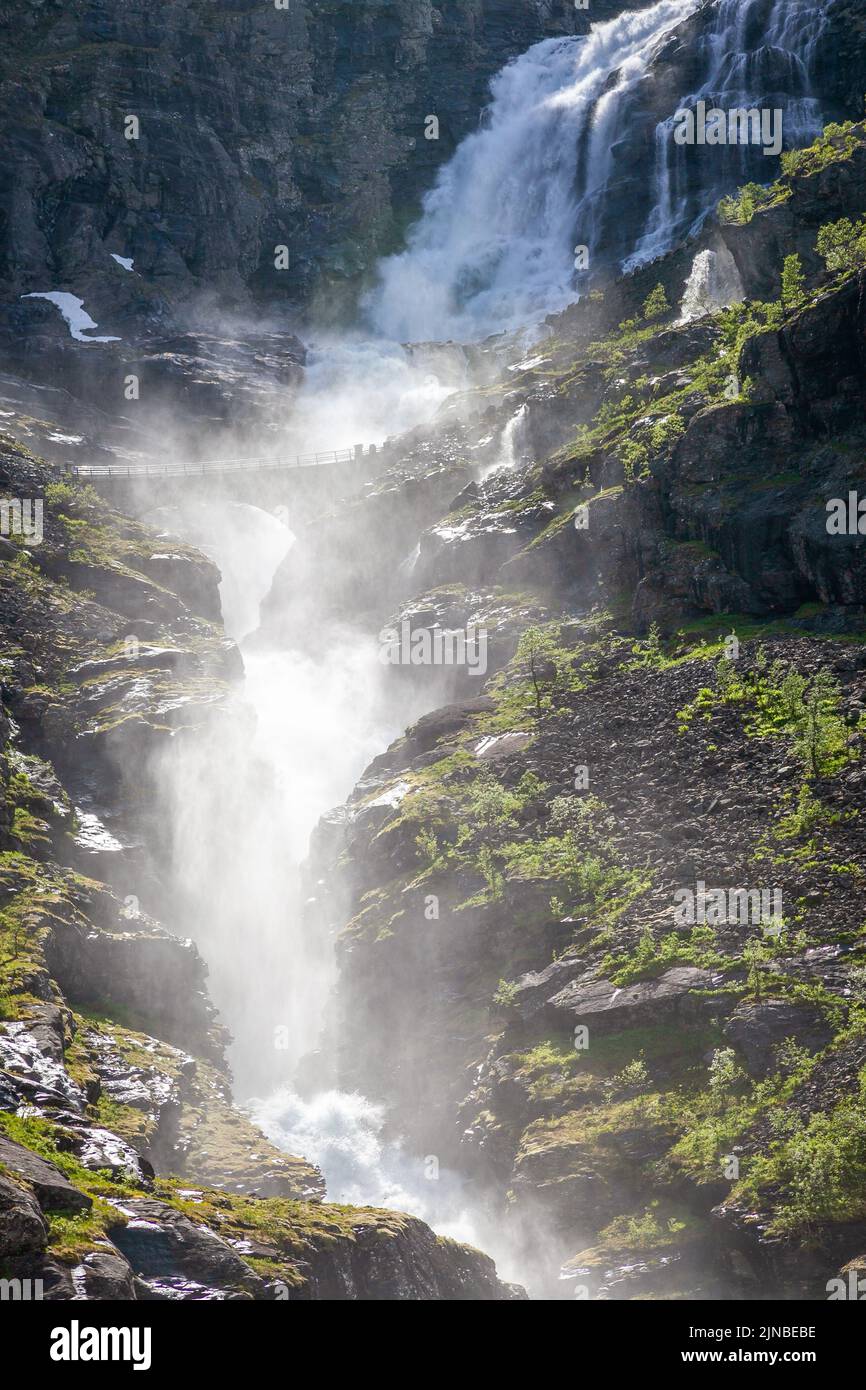 Bella cascata di Kjosfossen vicino Bergen nelle giornate di sole, Norvegia, Scandinavia Foto Stock