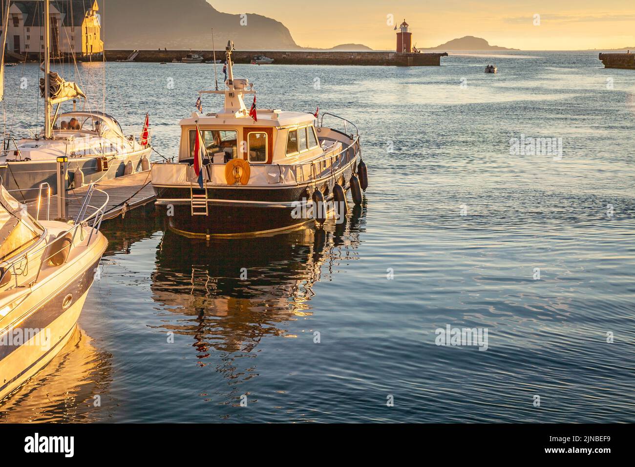Porto di Alesund Sea con navi all'alba tranquilla, Norvegia, Scandinavia Foto Stock
