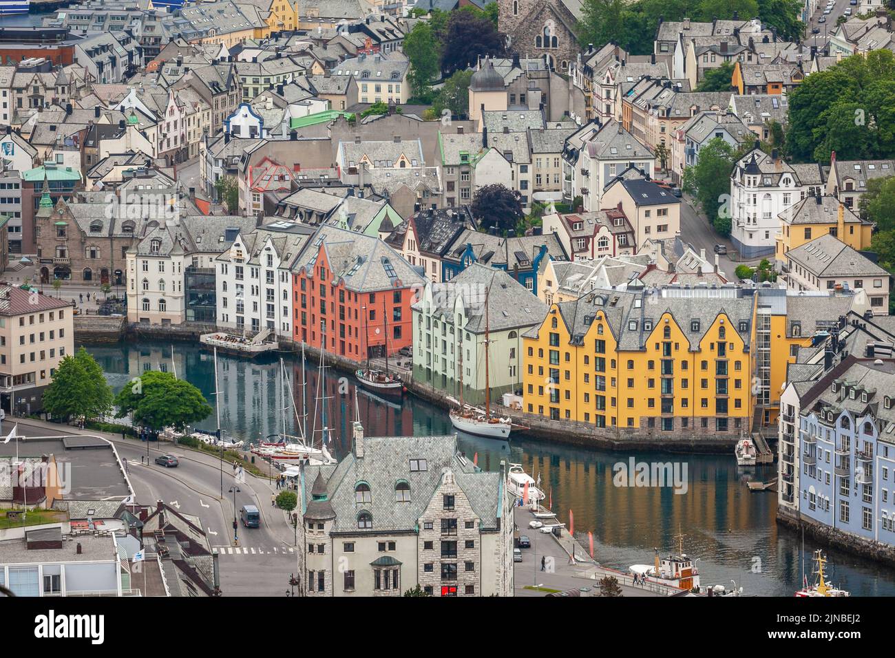 Porto di Alesund Sea dall'alto all'alba tranquilla, Norvegia, Scandinavia Foto Stock