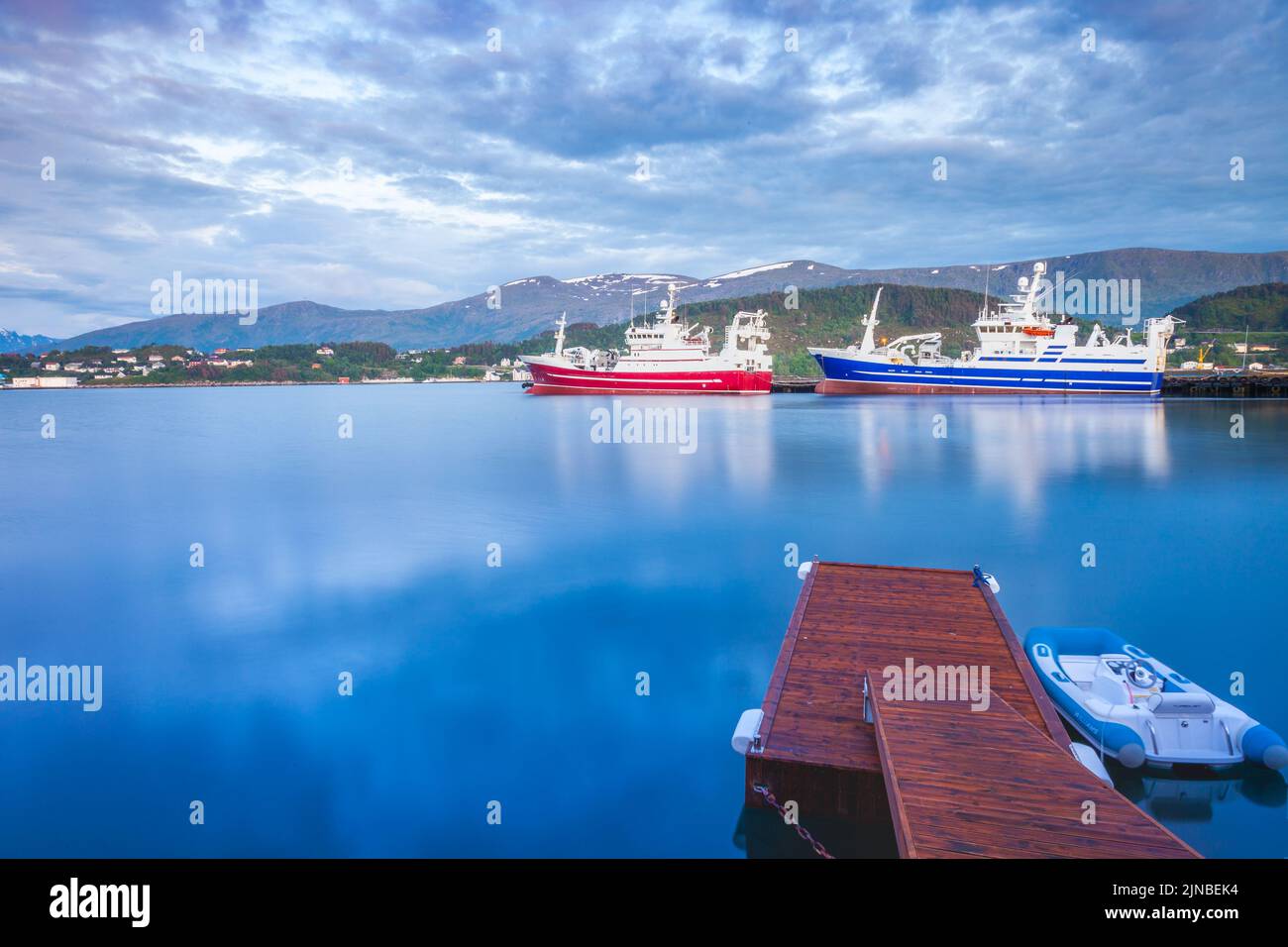 Porto di Alesund con navi all'alba tranquilla, Norvegia, Scandinavia Foto Stock