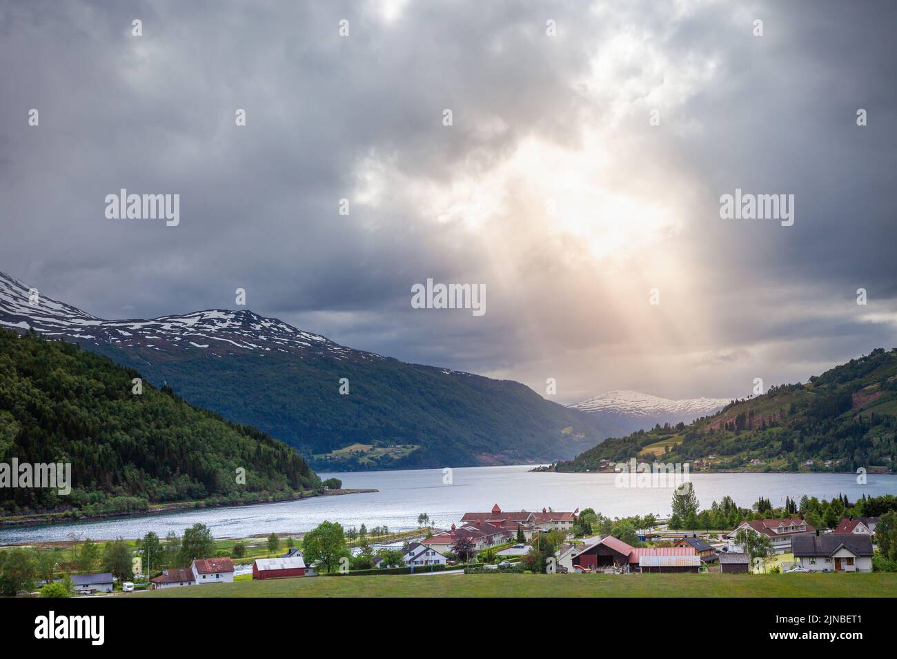 Norvegia Campagna e fattoria a Aurlandsfjord ramo di Sognefjord Foto Stock