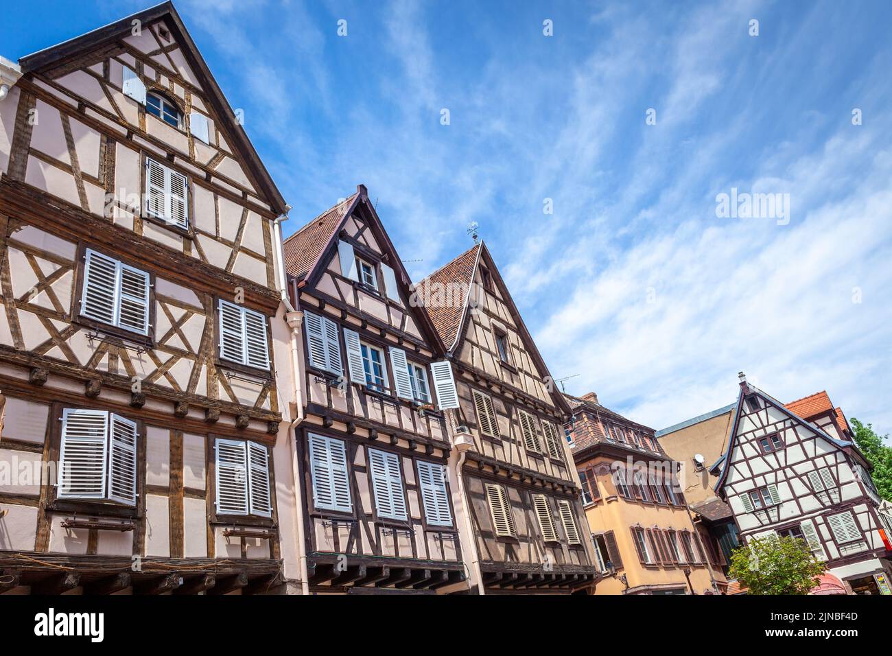 Colmar alsaziano architettura in primavera con fiori, Francia orientale Foto Stock