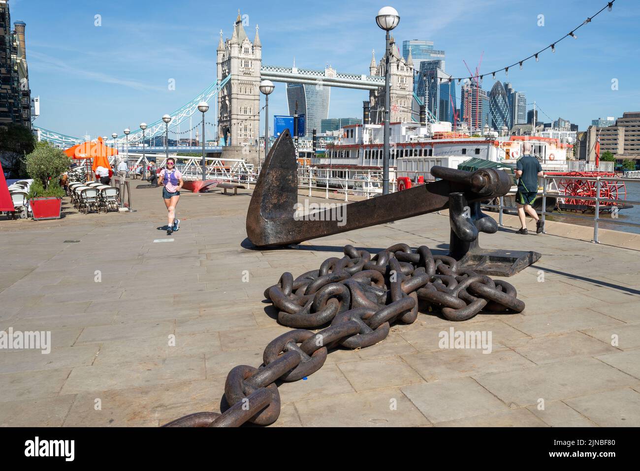 Thames Path e ristoranti sotto Butler's Wharf, edificio storico presso il Thames Shad sulla riva sud del Tamigi, vicino al Tower Bridge di Londra Foto Stock