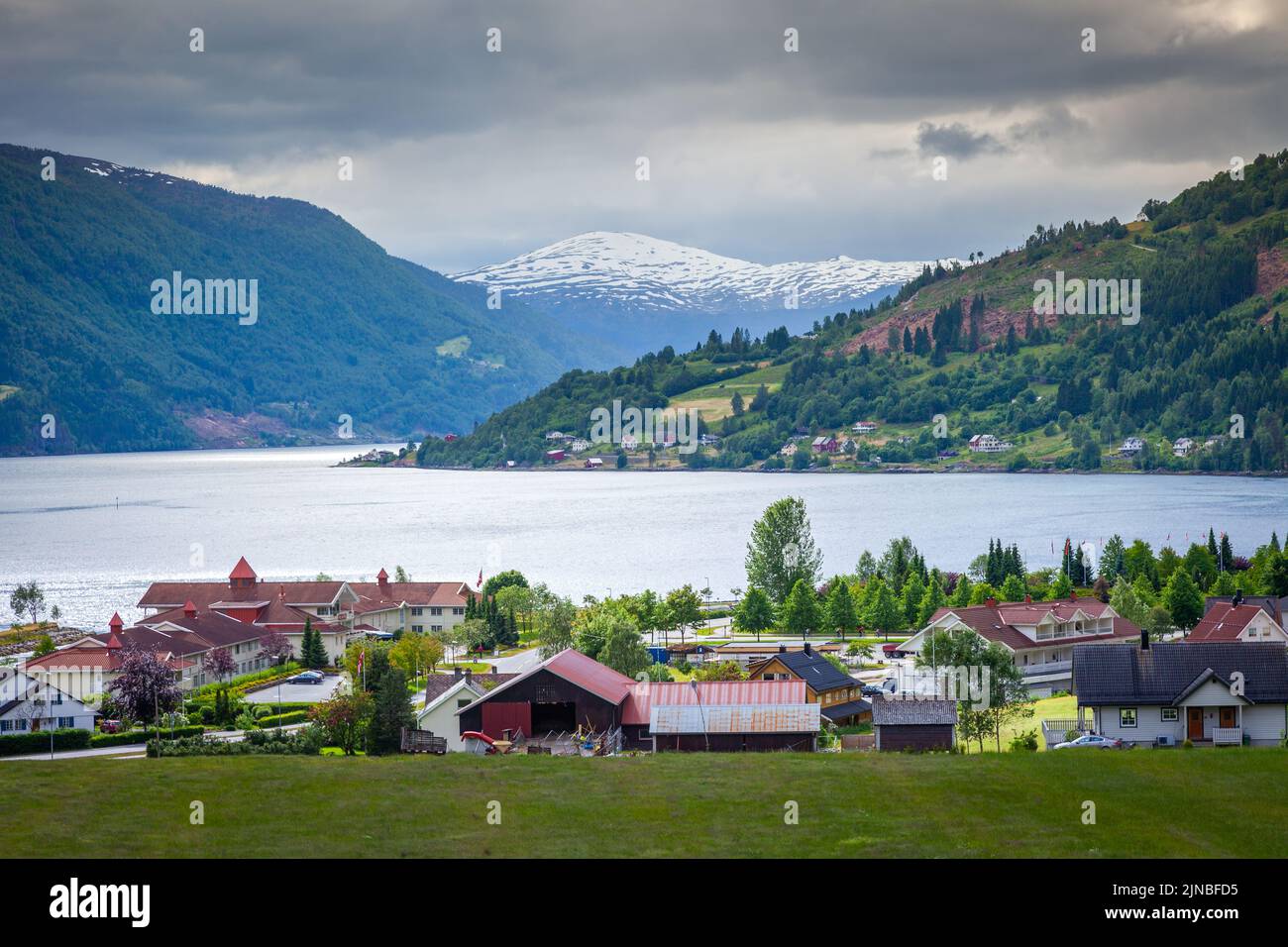 Norvegia Campagna e fattoria a Aurlandsfjord ramo di Sognefjord Foto Stock