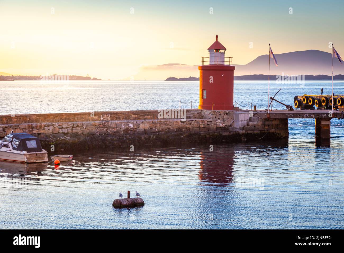 Porto di Alesund con navi all'alba tranquilla, Norvegia, Scandinavia Foto Stock