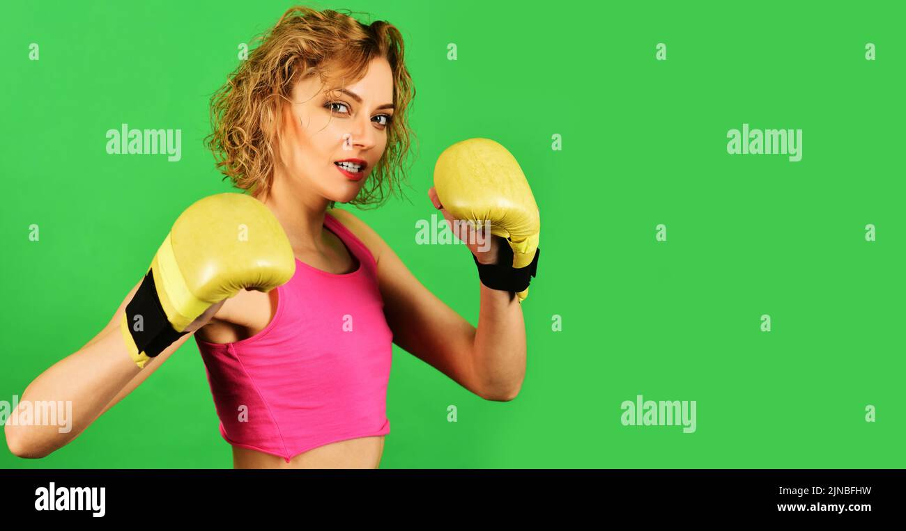 Stile di vita sano. Ragazza sportiva con guanti da boxe, allenata nel centro fitness. Boxer MMA combattente femminile. Foto Stock