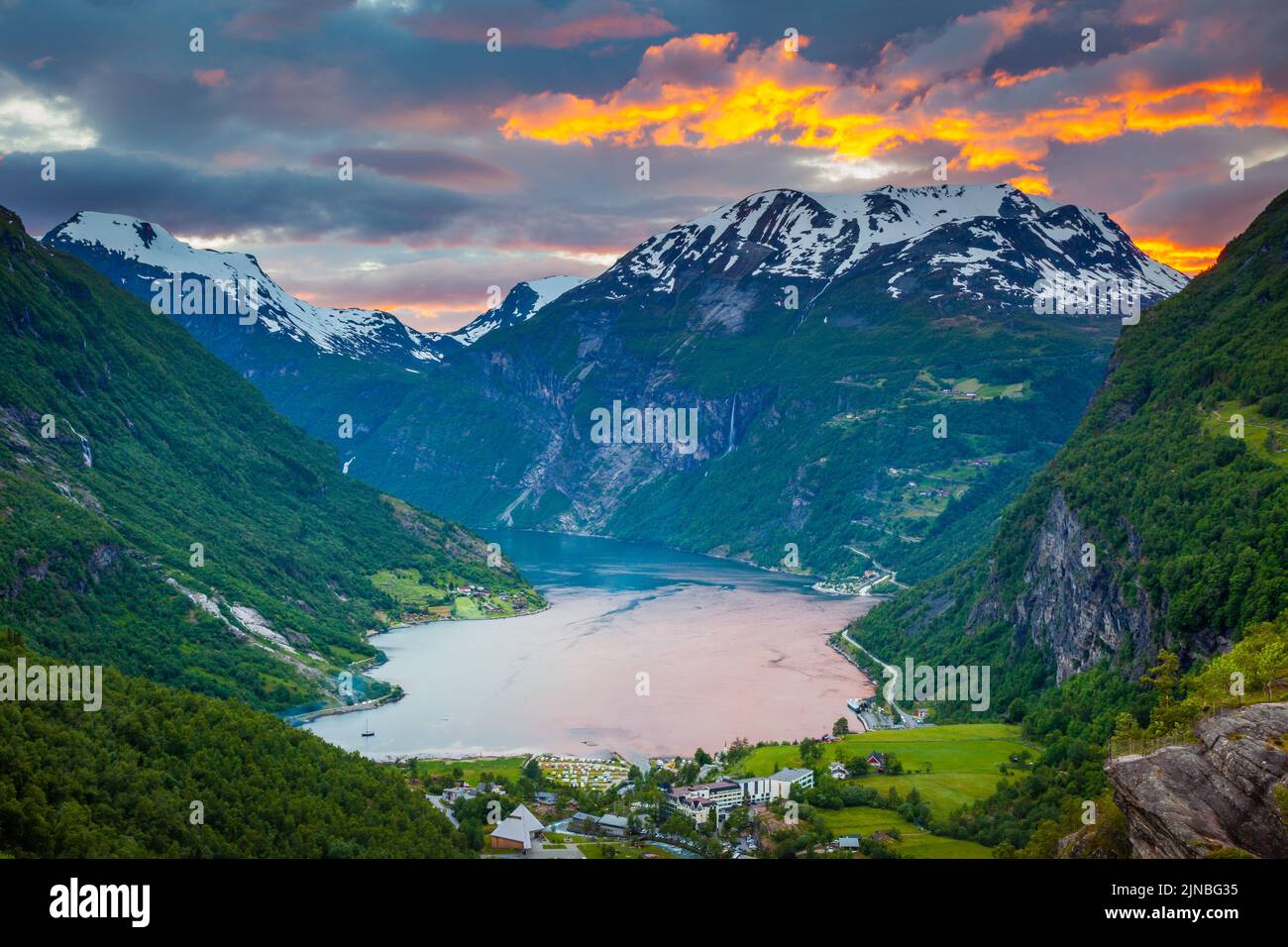 Geirangerfjord e villaggio in più og Romsdal, Norvegia, Nord Europa Foto Stock