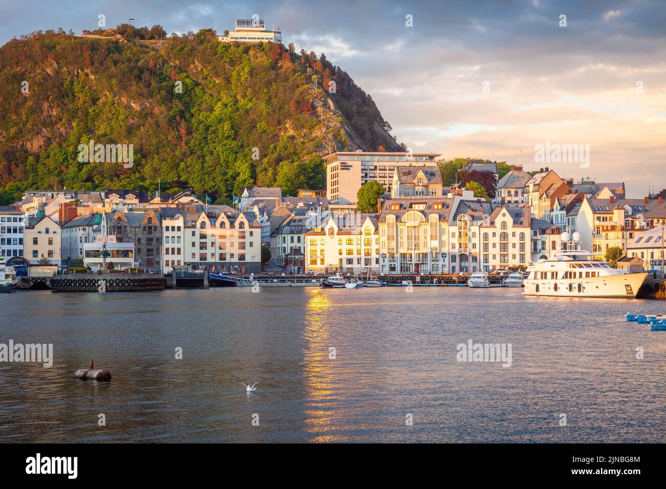 Porto di Alesund con il monte Aksla all'alba, Norvegia, Scandinavia Foto Stock