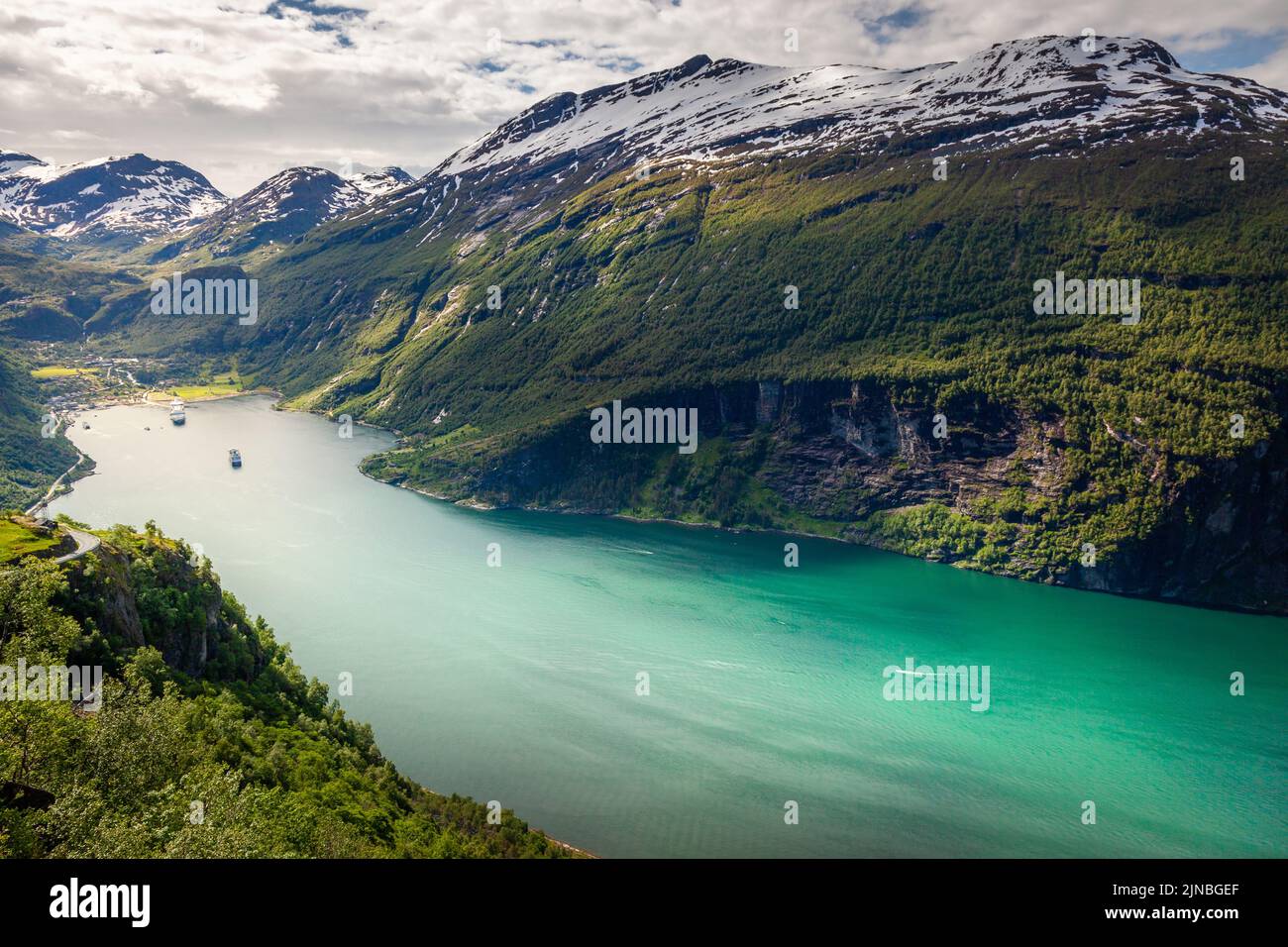 Geirangerfjord e villaggio in più og Romsdal, Norvegia, Nord Europa Foto Stock