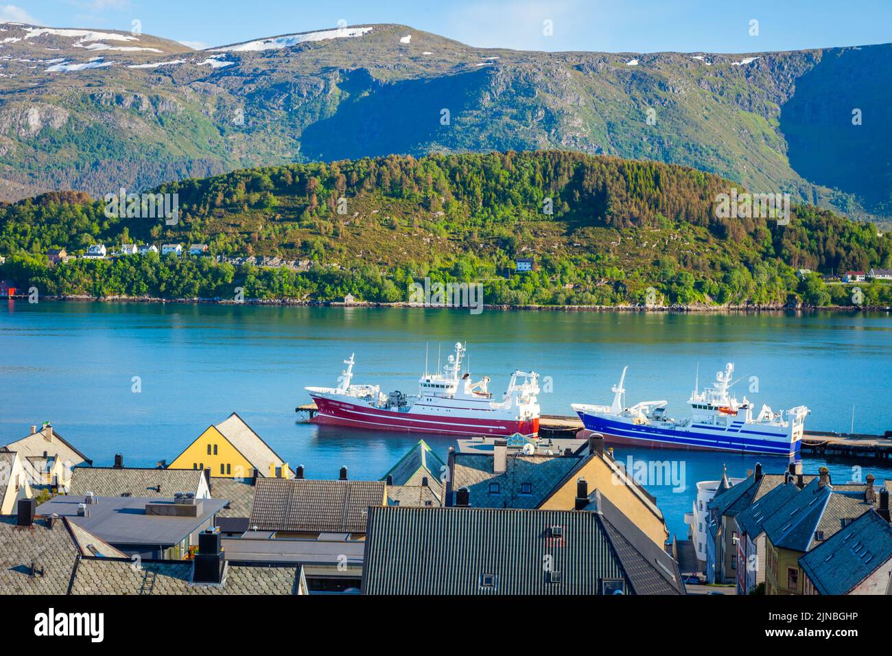 Porto di Alesund con navi all'alba tranquilla, Norvegia, Scandinavia Foto Stock