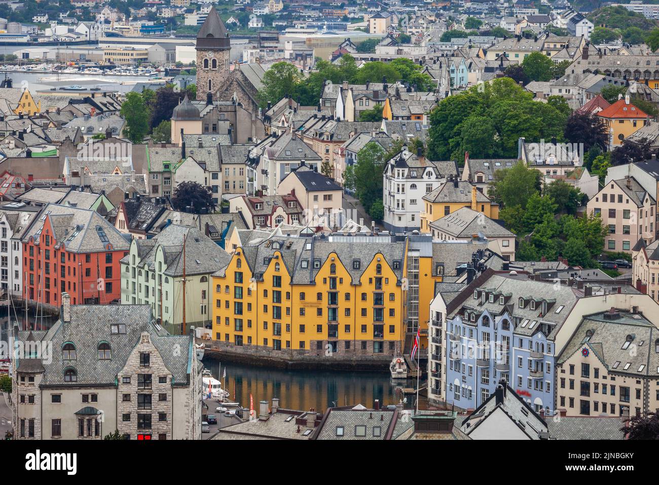Porto di Alesund Sea dall'alto all'alba tranquilla, Norvegia, Scandinavia Foto Stock