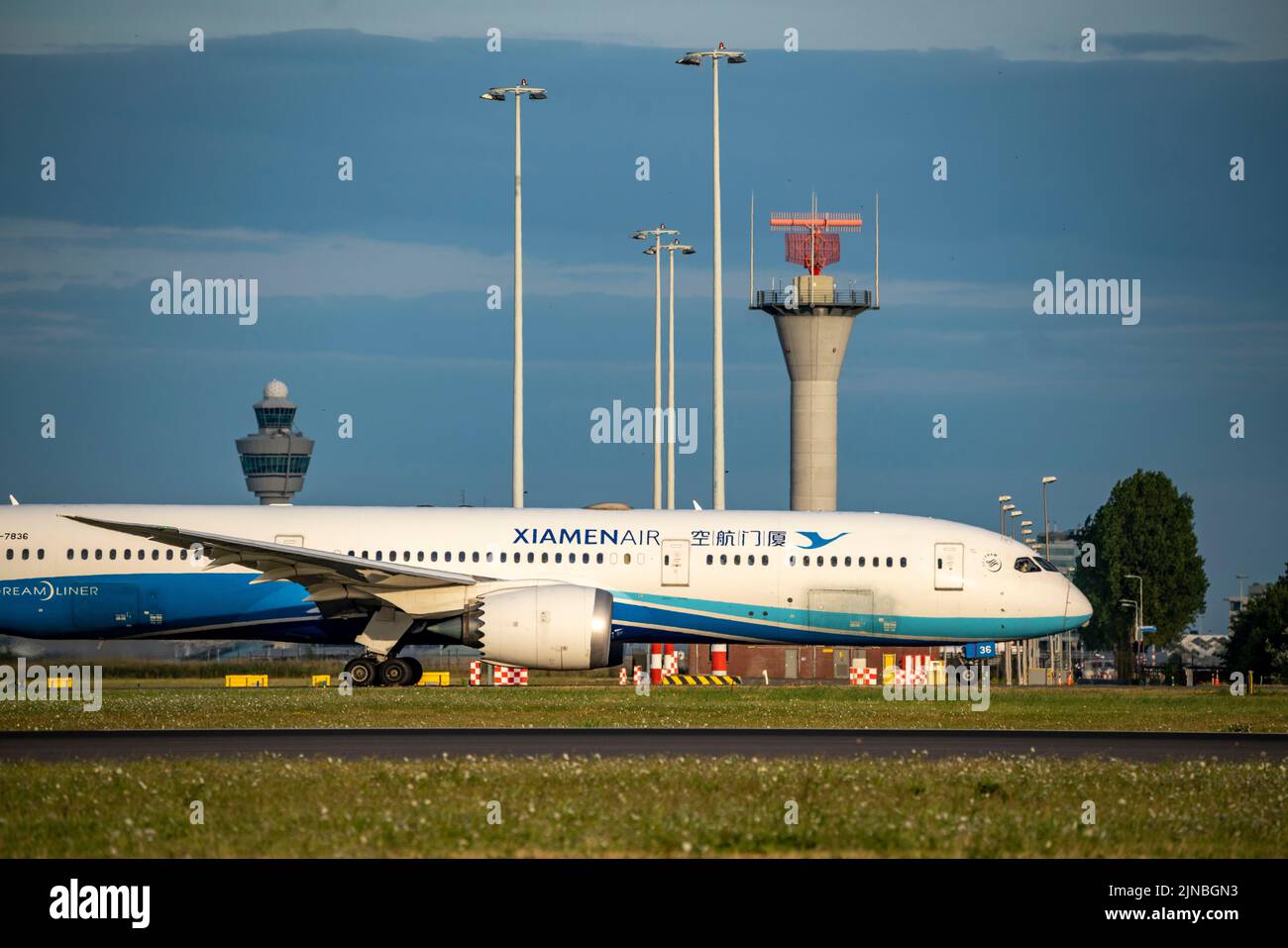 Aeroporto di Amsterdam Shiphol, Ponderbaan, una delle 6 piste, torre di controllo del traffico aereo, in taxi per il decollo, B-7836, Xiamen Airlines Boeing 787-9 Dream Foto Stock